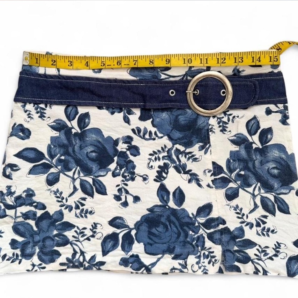 Vintage Y2K Mini Skirt Floral Belted Mini Skirt Navy Belt Silver Accent Slit - Picture 6 of 11